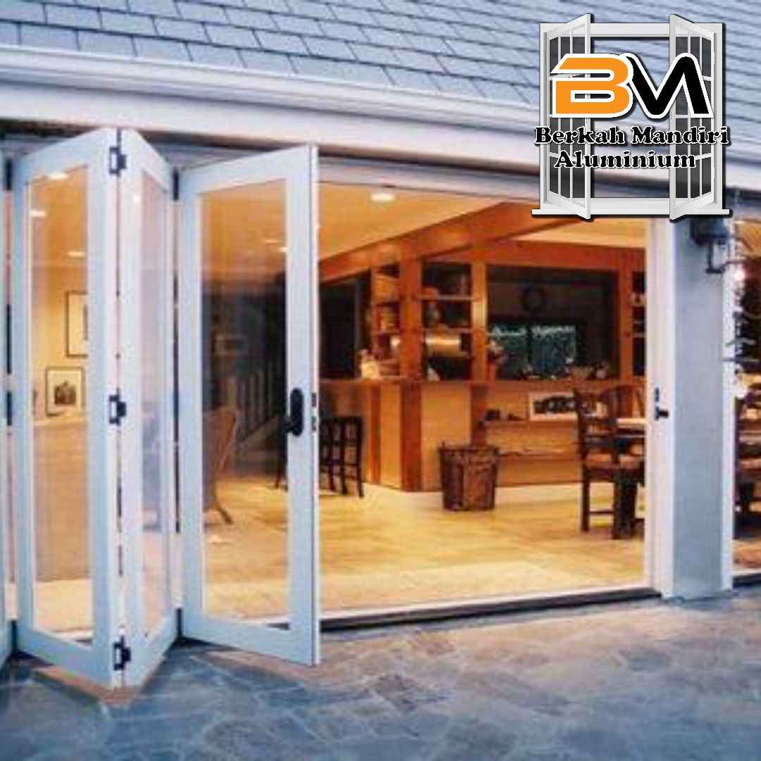 Tukang Pintu Aluminium di Pasar Rebo Jakarta Timur.